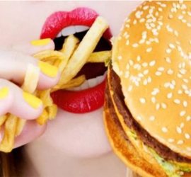 الأطعمة المصنعة تضعف عضلاتك حتى لو وزنك طبيعي