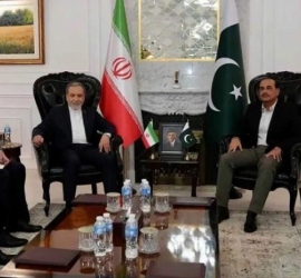 وزير الخارجية الإيراني عراقجي يلتقي قائد الجيش الباكستاني منير في إسلام آباد - فيديو