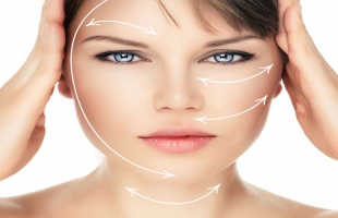 انتفاخ الوجه صباحًا.. أسباب شائعة وحلول بسيطة للتخلص منه