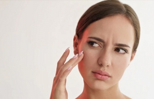 5 طرق طبيعية لإزالة شعر الوجه وتقليل نموه.. منها وصفة الكركم