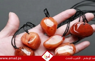 طريقة ارتداء الأحجار الكريمة في اليد المناسبة