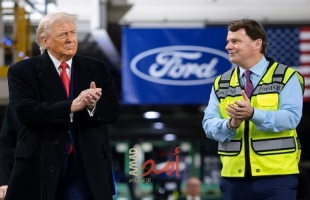 فعل فاضح..ترامب يوجه إشارة بذيئة بإصبعه لعامل في مصنع بميشيغان - فيديو