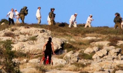 مستوطنون إرهابيون يهاجمون قرية المغير