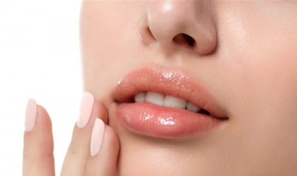 وصفات طبيعية لتقشير الشفاه بخطوات بسيطة