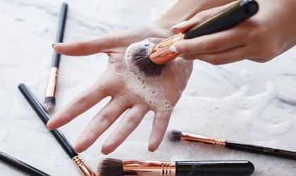 طرق طبيعية لإزالة المكياج بدون استخدام مزيل الميكب