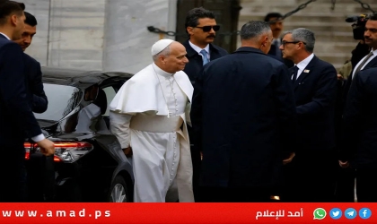 بابا الفاتيكان ليو يخلع حذاءه خلال زيارته لمسجد السلطان أحمد في إسطنبول