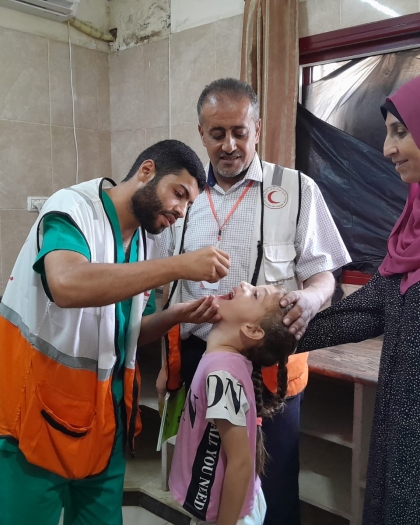 الهلال الأحمر يقدم تطعيمات شلل الأطفال لذوي الإعاقة ومرضى السرطان  