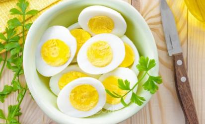  كبار السن أكثر عرضه للإصابة بالسالمونيلا الموجودة في البيض